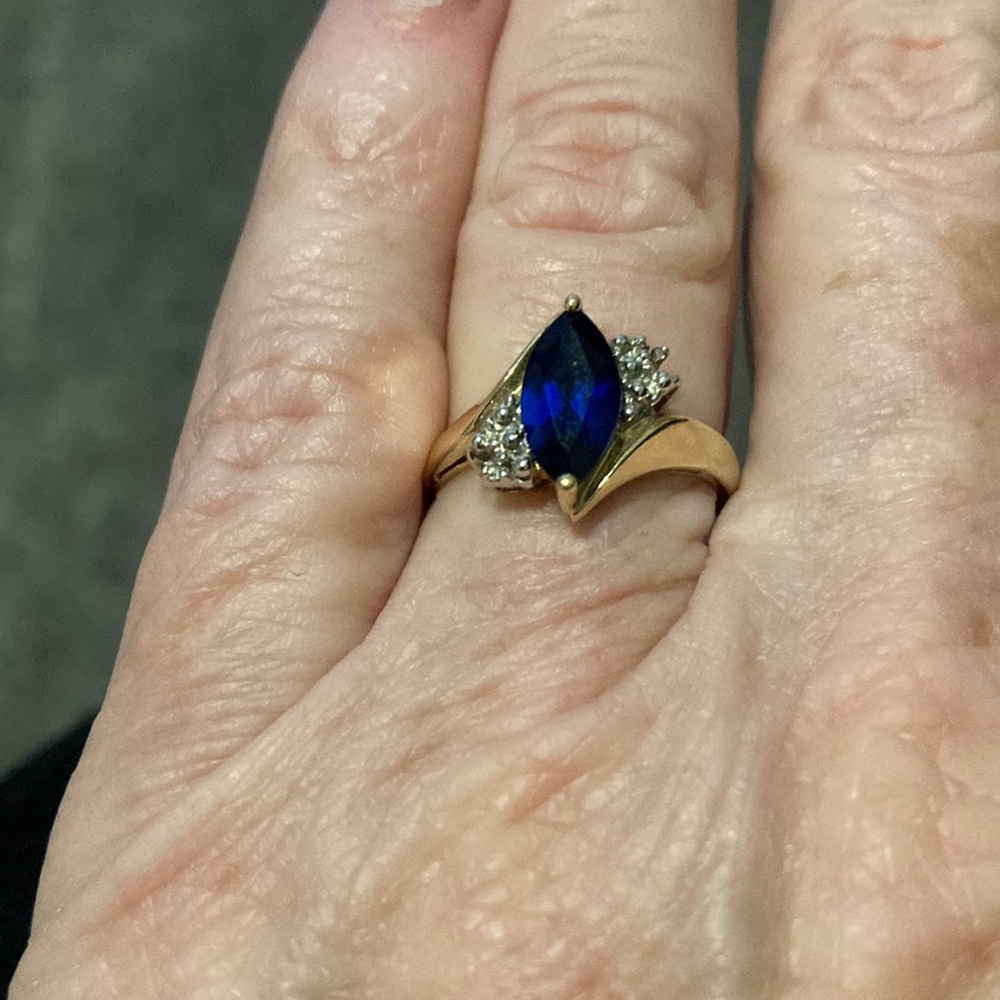 Daniels jeweler’ssapphire, and diamond 10 karat gold ring